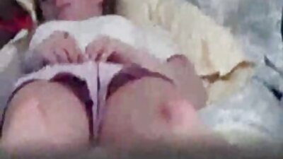 Mėlynomis akimis šviesiaplaukė gražuolė yra pasirengusi padovanoti savo vyrui puikų pūtimą