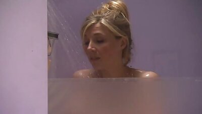 Liekna brunetė paauglė, jojanti savo vyro pečiuku