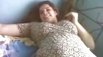 Šviesiaplaukė su seksualiu užpakaliuku vis pakliuvom ant sofos